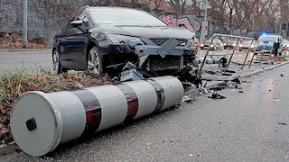 Ein Unfallfahrzeug steht auf einer Hauptverkehrsstraße hinter einem umgefahrenen Blitzgerät. Auch noch ungeklärter Ursache kam das Fahrzeug von der Fahrbahn ab und hat zwei Blitzgeräte umgefahren - Unfall Polizei