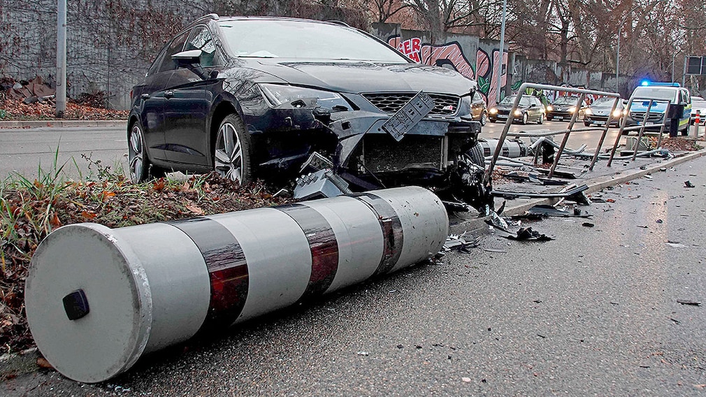 Ein Unfallfahrzeug steht auf einer Hauptverkehrsstraße hinter einem umgefahrenen Blitzgerät. Auch noch ungeklärter Ursache kam das Fahrzeug von der Fahrbahn ab und hat zwei Blitzgeräte umgefahren - Unfall Polizei