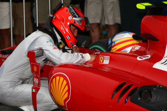 Laut Domenicali ähneln sich Michael Schumacher (l.) und Fernando Alonso vor allem in der Arbeit mit dem Team.