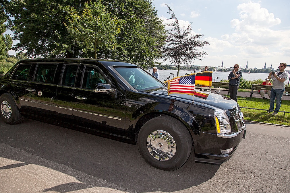 Das gepanzerte Fahrzeug («The Beast») des Präsidenten der Vereinigte Staaten, Donald Trump, fährt am 06.07.2017 zum Gästehaus des Senats in Hamburg (Hamburg). Am 07. und 08. Juli kommen in der Hansestadt die Regierungschefs der führenden Industrienationen zum G20-Gipfel zusammen.