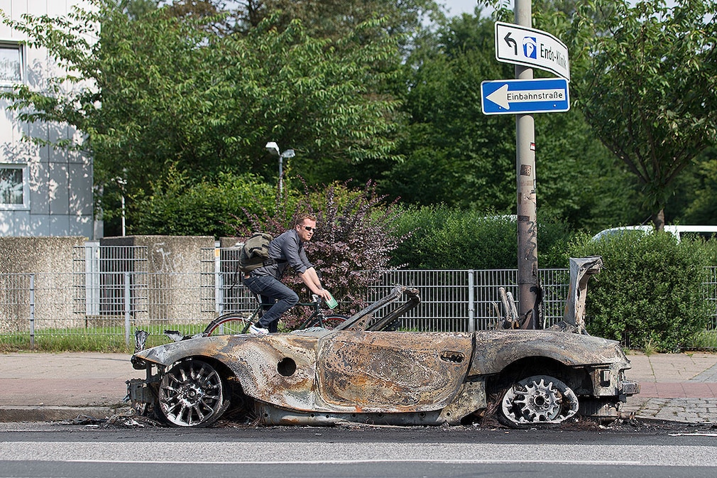 Ein ausgebranntes Auto aufgenommen am 07.07.2017 in Hamburg. G20-Gegner haben bei Randalen für hohen Sachschaden gesorgt. Die Gruppe der wichtigsten Wirtschaftsmächte kommt am 7. und 8. Juli zu ihrem jährlichen Gipfeltreffen (G20) in Hamburg zusammen.