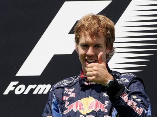 Daumen hoch! Sebastian Vettel fährt im nächsten Jahr mit der Nummer eins auf dem Auto.