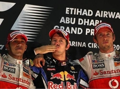 Von den McLaren-Piloten flankiert feierte Sebastian Vettel auf dem Podium