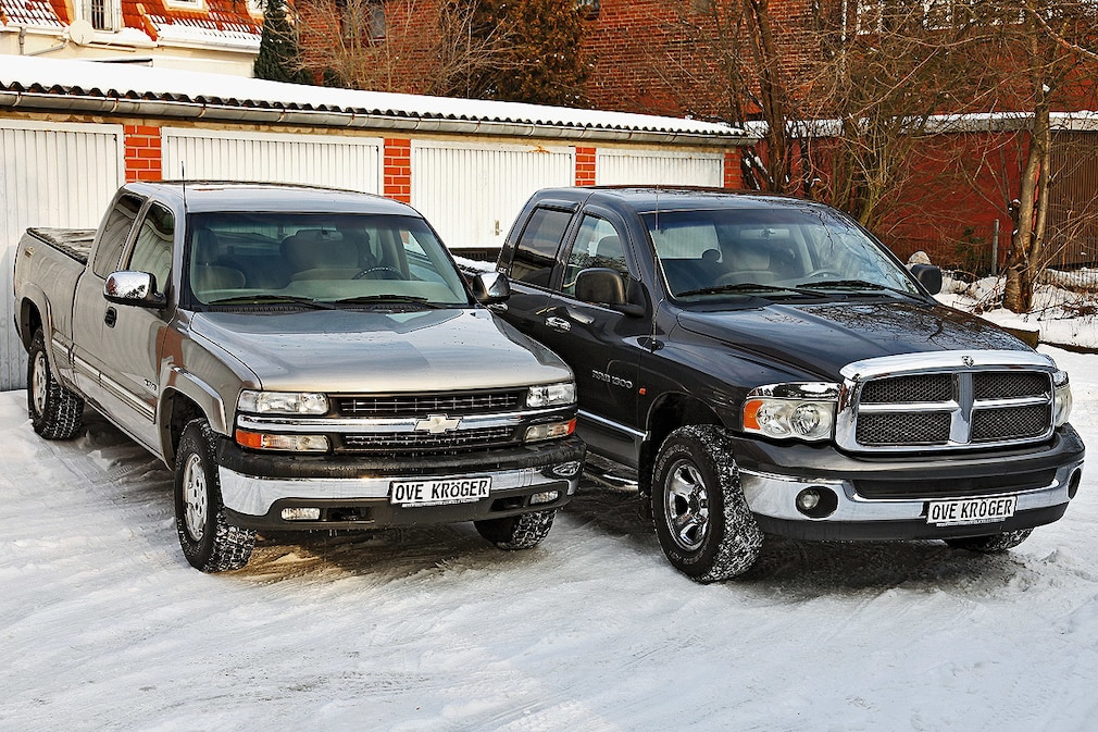 Chevrolet Silverado 1500 LS 4X4 Dodge Ram 1500 SLT 4X4