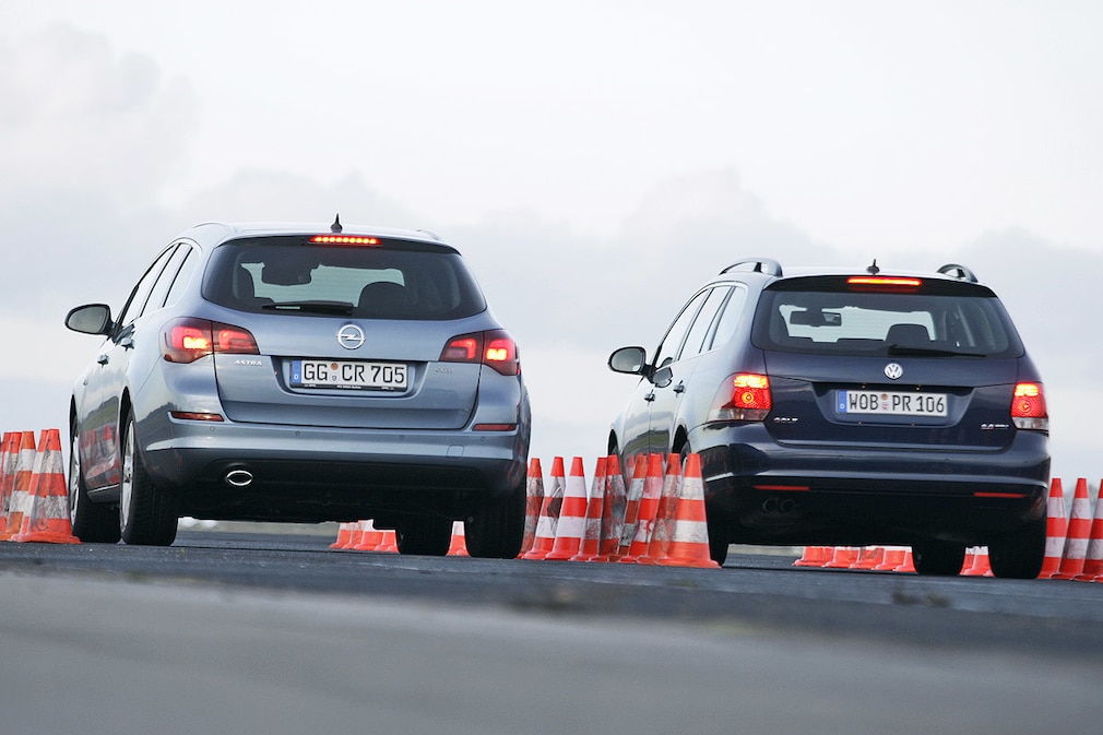 VW Golf Variant Opel Astra Sports Tourer