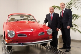 VW-Vorstand Wiltl und Teeke mit Karmann Ghia
