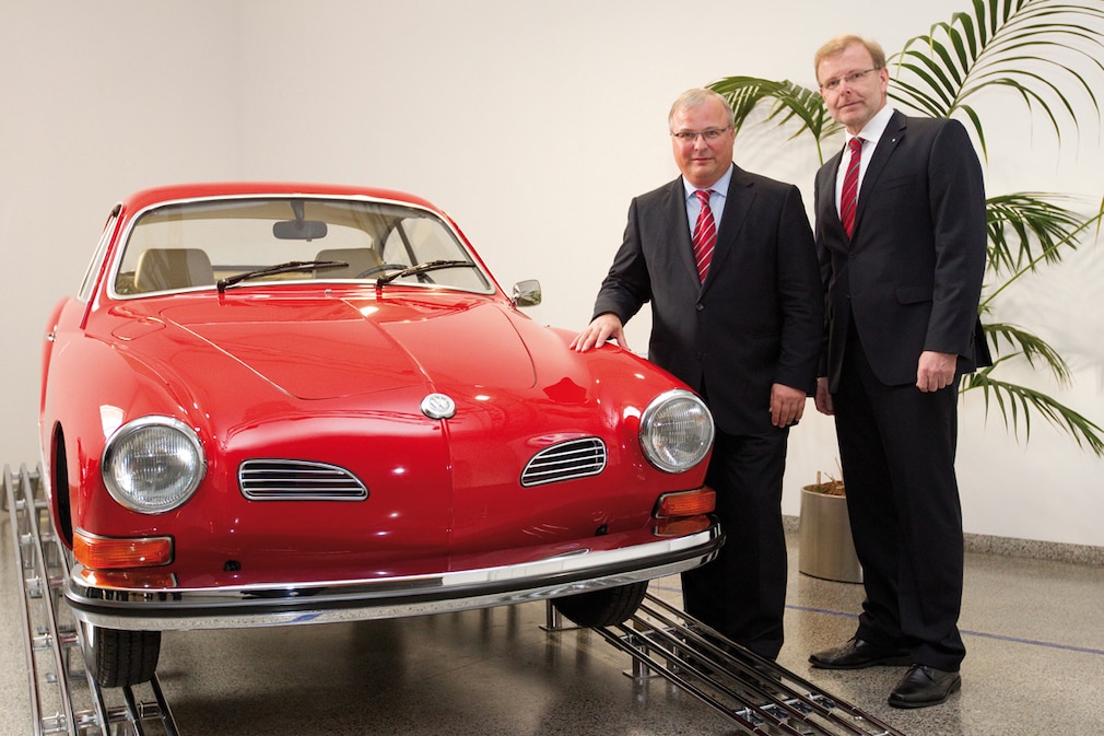 VW-Vorstand Wiltl und Teeke mit Karmann Ghia