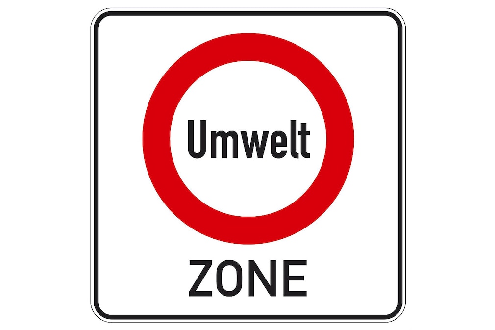 Verkehrsschild weist in einer Stadt auf Umweltzonen hin