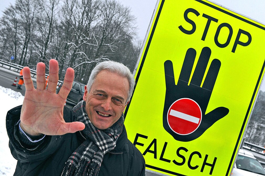 Bundesverkehrsminister Peter Ramsauer (CSU) vor dem Warnschilder gegen Geisterfahten