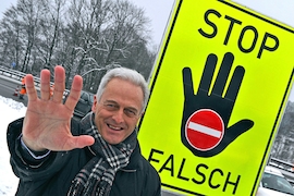 Bundesverkehrsminister Peter Ramsauer (CSU) vor dem Warnschilder gegen Geisterfahten