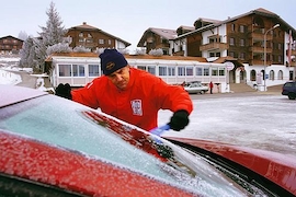 Eiskratzen im Winter