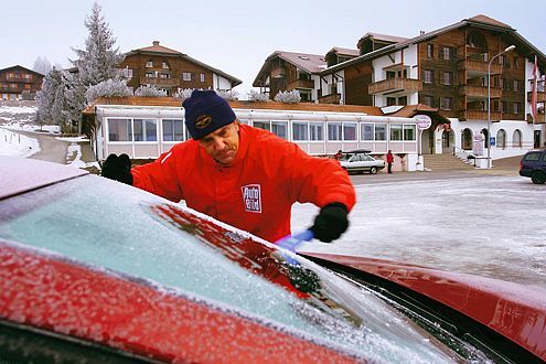 Eiskratzen im Winter