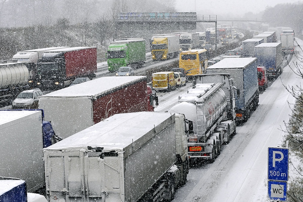Verkehrschaos auf den Autobahnen durch Wintereinbruch