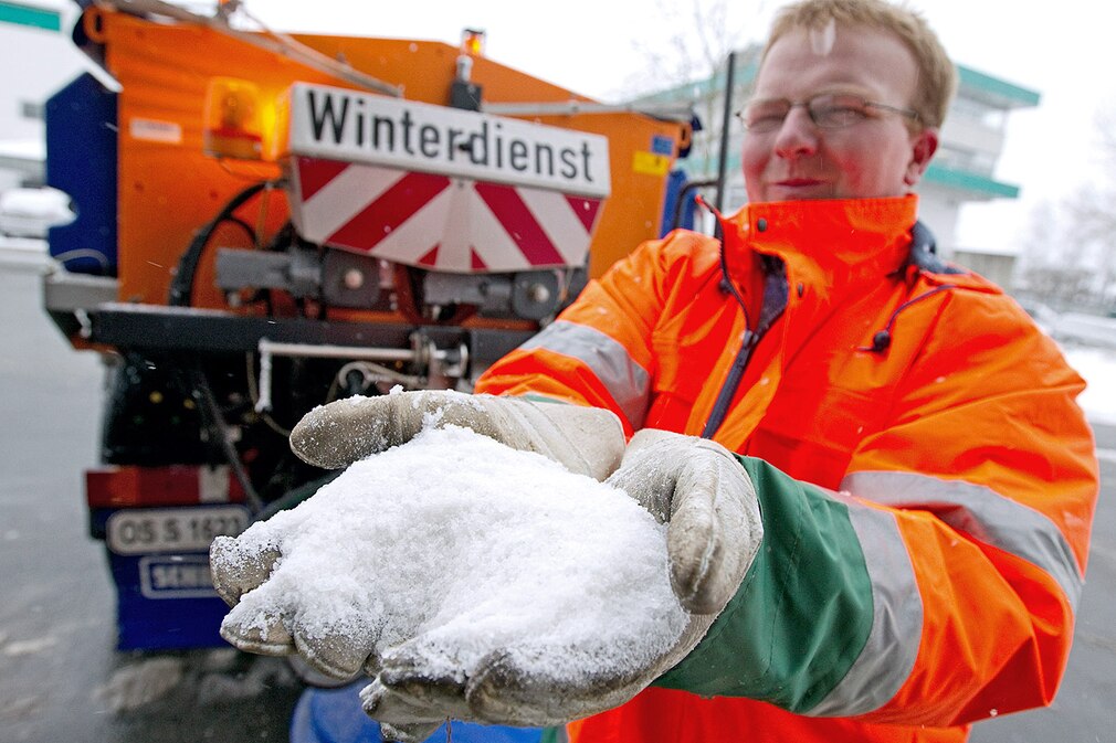 Streusalz wird am Donnerstag auf dem Betriebshof vom Winterdienst in Osnabrück von Marc Walkenhorst in zwei Händen gehalten