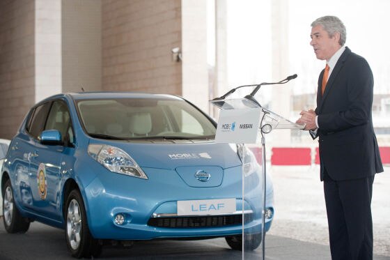 Portugals Premier José Sòcrates fährt Nissan Leaf