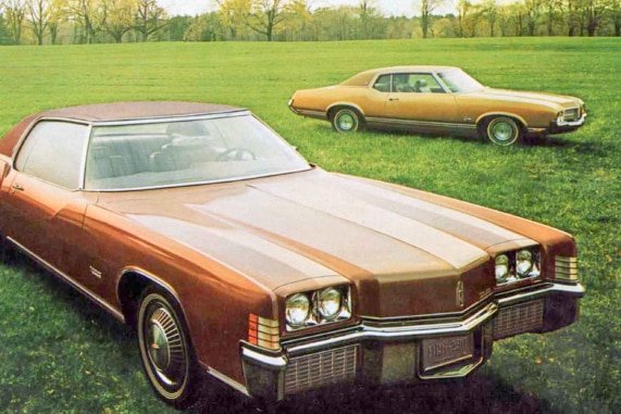 1971 Oldsmobile Toronado stehend schräg von vorn, zeitgenössisches Farbfoto