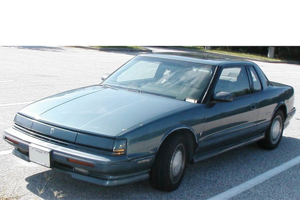 1985er Oldsmobile Toronado stehend schräg von vorn