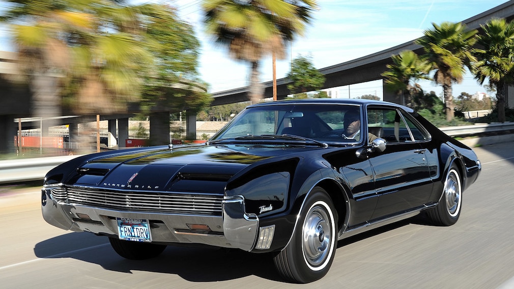 Oldsmobile Toronado fahrend schräg von vorn