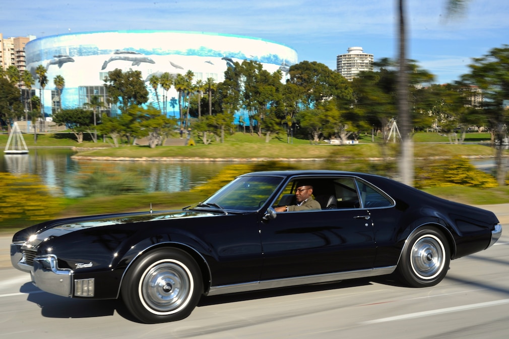 Oldsmobile Toronado fahrend von der Seite