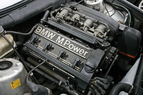 Detaillierte Darstellung der Motorraum eines 80er BMW M3 mit einem