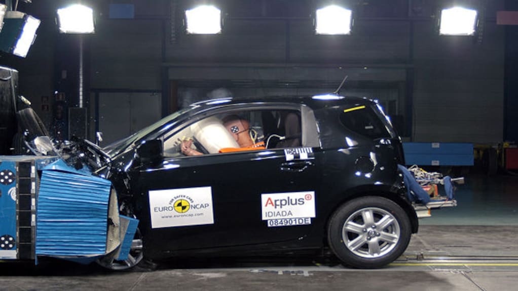 Kleinwagen und Van im DEKRA Heckcrashtest