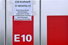 Zapfsäule mit E10-Hinweisschild
