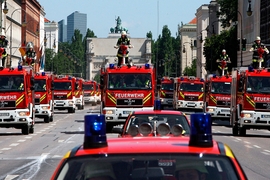 Feuerwehren in Formationsfahrt