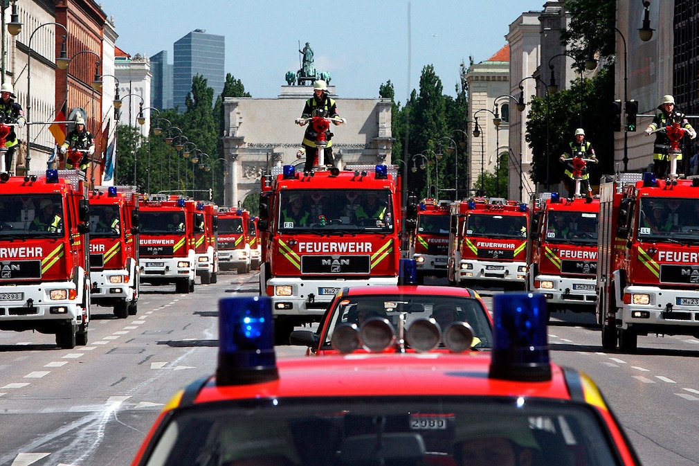 Feuerwehren in Formationsfahrt