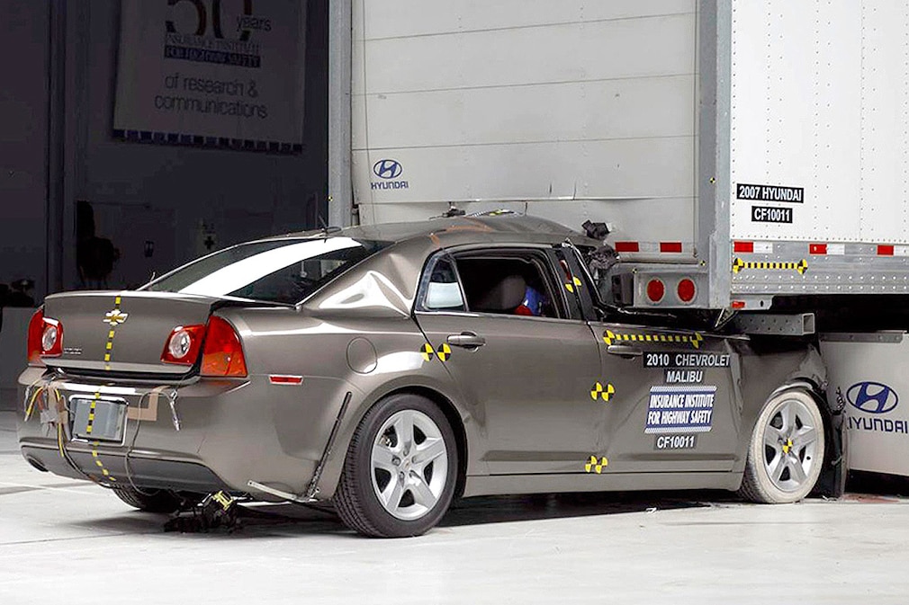 Heck-Crashtest mit Lkw