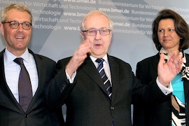 Bundesumweltminister Norbert Röttgen (CDU), Bundeswirtschaftsminister Rainer Brüderle (FDP) und Bundeslandwirtschaftsministerin Ilse Aigner (CSU, v.l.) am Dienstag (08.03.2011) zu Beginn des "Benzin-Gipfels" im Bundeswirtschaftsministerium in Berlin