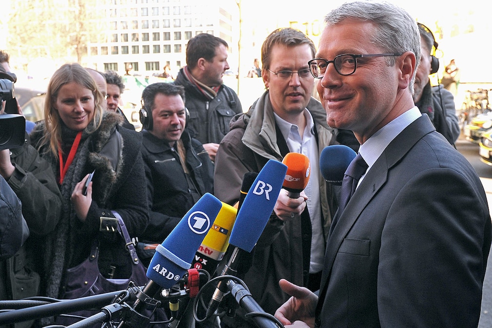 Bundesumweltminister Norbert Röttgen (CDU) wird am Dienstag (08.03.2011) in Berlin vor dem Bundesministerium für Wirtschaft und Technologie interview