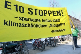 Greenpeace-Demonstranten stehen am Dienstag (08.03.2011) mit einem Transparent zu Beginn des "Benzin-Gipfels" vor dem Bundeswirtschaftsministerium in Berlin