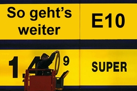 E10-Warnschild an einer Tankstelle in Berlin