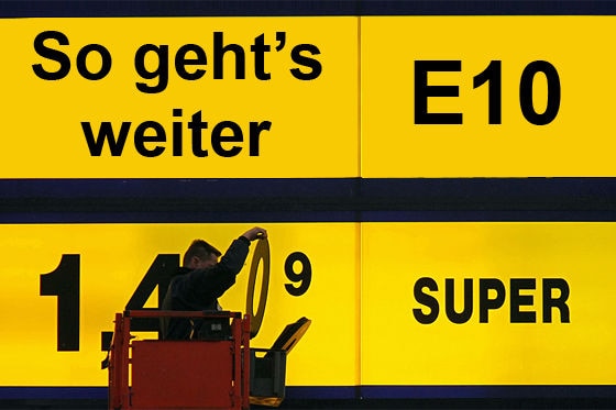 E10-Warnschild an einer Tankstelle in Berlin
