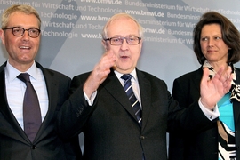 Bundesumweltminister Norbert Röttgen (CDU), Bundeswirtschaftsminister Rainer Brüderle (FDP) und Bundeslandwirtschaftsministerin Ilse Aigner (CSU, v.l.) am Dienstag (08.03.2011) zu Beginn des "Benzin-Gipfels" im Bundeswirtschaftsministerium in Berlin