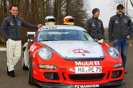Timo Bernhard (M.) mit Rallye-Porsche