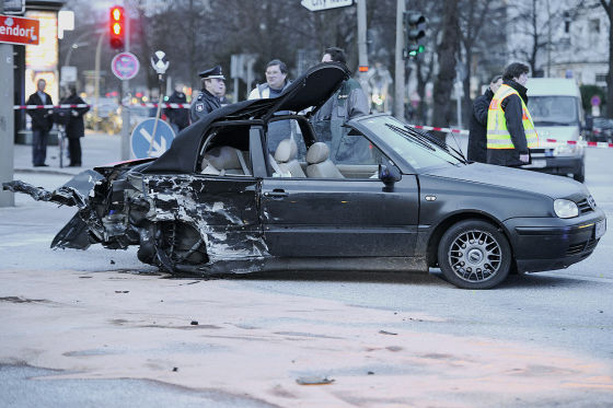 Polizisten begutachten  auf einer Kreuzung im Stadtteil Eppendorf in Hamburg einen Unfallort