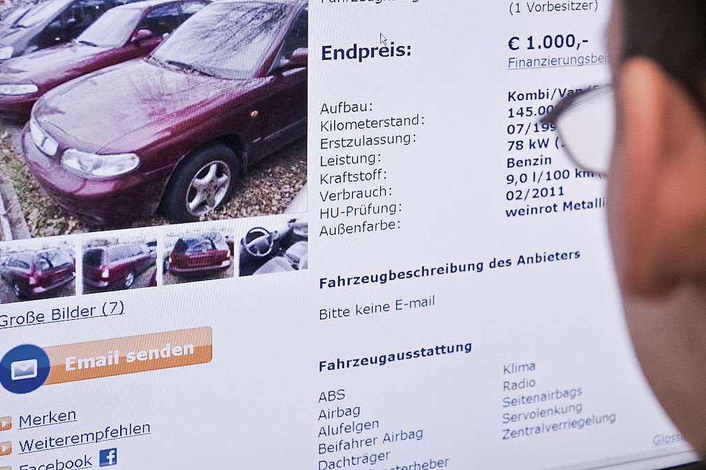 Ein Mann kauft über eine Internetbörse einen Gerauchtwagen