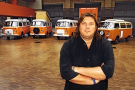 Berlinbulli-Chef Dirk Salomon vor VW Bulli