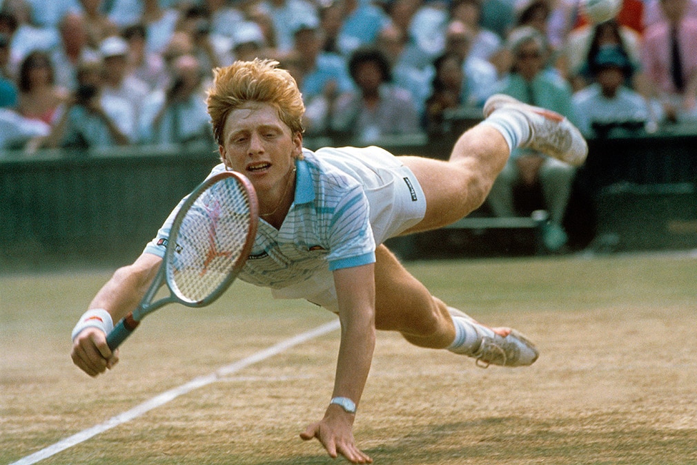 Der deutsche Tennisspieler Boris Becker hechtet während des Turniers in Wimbledon im Juli 1985 hinter einem Ball her. Als jüngster Spieler und erster Deutscher überhaupt gewann der ungesetzte Boris Becker am 7. Juli 1985 spektakulär gegen Kevin Curren in vier Sätzen das Wimbledon-Finale.
