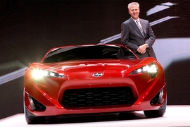 Scion-Vizepräsident Hollis mit dem FR-S in New York