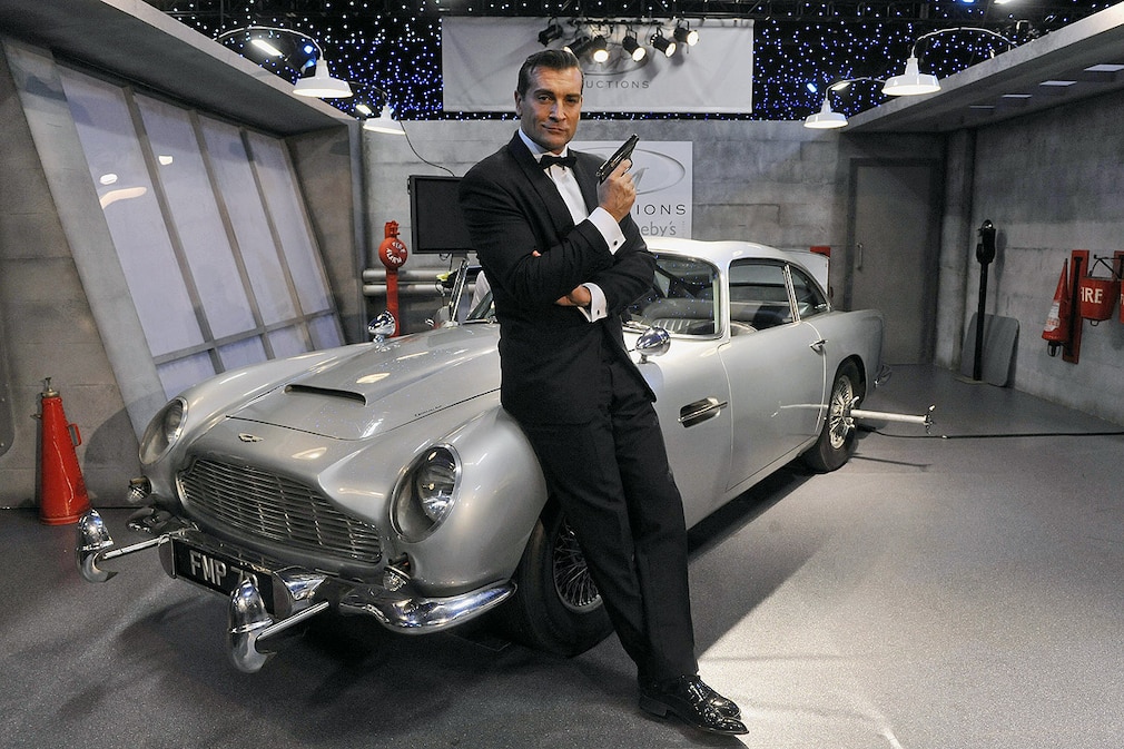 Aston Martin DB5 auf der Versteigerung in London mit James Bond Double