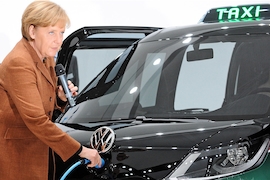 Angela Merkel am VW-Milano-Taxi