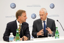Bill Haslam, Gouverneur des US-Bundesstaates Tennessee (links) und Jonathan Browning, Präsident und CEO der Volkswagen Group of America