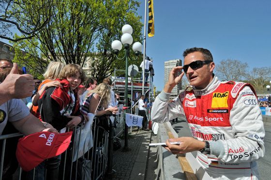 Timo Scheider mit Fans