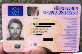 Führerscheinbild mit Nudelsieb auf dem Kopf