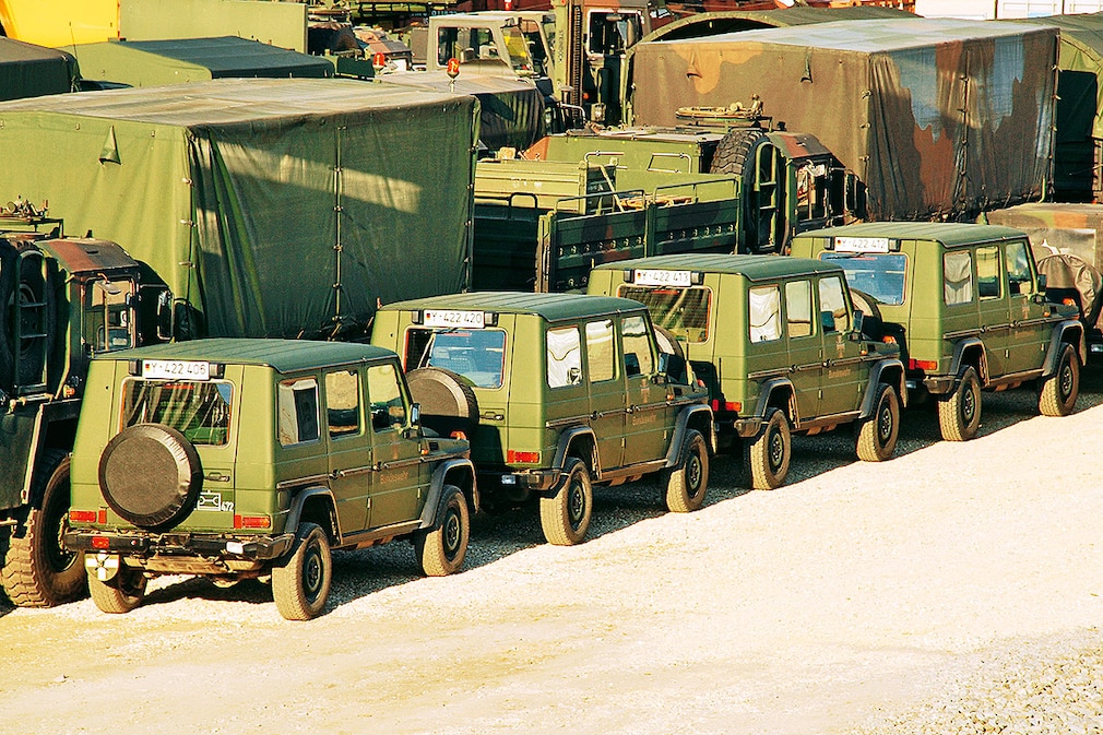 Mercedes Geländewagen der Baureihe G und diverse Milittär-LKW
