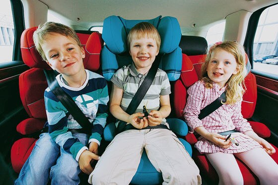 Kinder im Van
