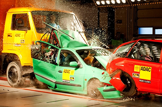Crashtest ADAC Lkw gegen Stauende