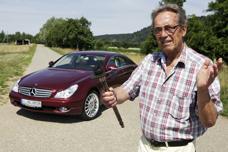 Manfred Obrist mit seinem defekten Mercedes CLS 350